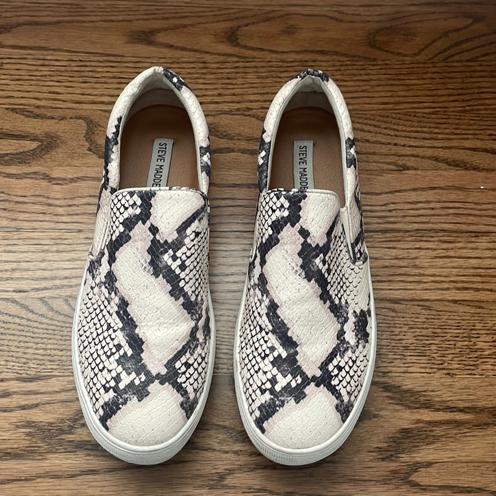 Very lightly used snake print Steve Madden shoes